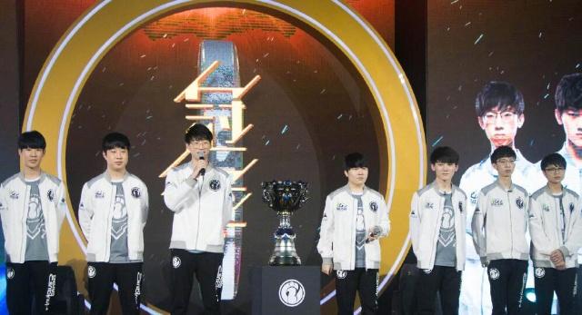 美记：霍福德退役与加盟勇士之间的抉择